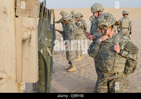 CAMP BUEHRING, Kuwait - Spc. Elizabeth Laskey, ogni fonte intelligence analyst, 2a truppe speciali Battaglione, 2° Brigata corazzate contro la squadra, 4a divisione di fanteria, recensioni i suoi tre round shot gruppo durante le armi gamma di qualificazione per il 2014 U.S. Esercito soldato centrale/NCO dell'anno di competizione a Camp Buehring, Kuwait, 20 maggio. Laskey ha vinto il soldato USARCENT dell'anno di competizione e si sposta a competere negli Stati Uniti Il comando delle forze della concorrenza. Sgt. Ryan Hallock Foto Stock