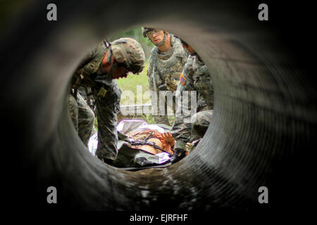 Un team di medici guidato da Cpl. Eric Smith, assegnata al 1° Stormo, ottantanovesimo reggimento di cavalleria, preparare per il trasporto di un "incidente" attraverso un canale sotterraneo durante il miglior medic concorrenza questa settimana. La manifestazione annuale fosse candidati uno contro l'altro per guadagnare la possibilità di gareggiare in una competizione nazionale tenutosi a Fort Sam Houston. Il cap. Michael Greenberger Foto Stock