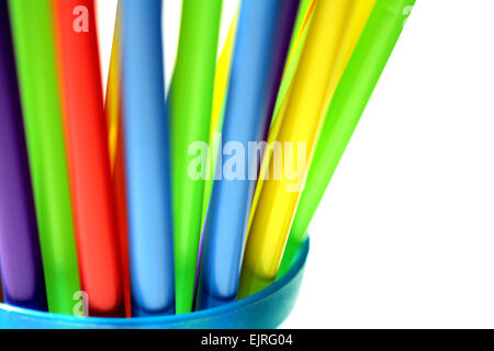 Cannucce colorate in plastica in tazza sfondo bianco, closeup isolato, tubi  monouso in vetro, tubi per bevande, cocktail, acqua, succo di frutta Foto  stock - Alamy