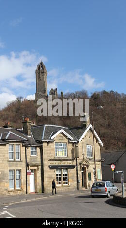 Il William Wallace pub e Wallace Monument Stirling Scozia marzo 2015 Foto Stock