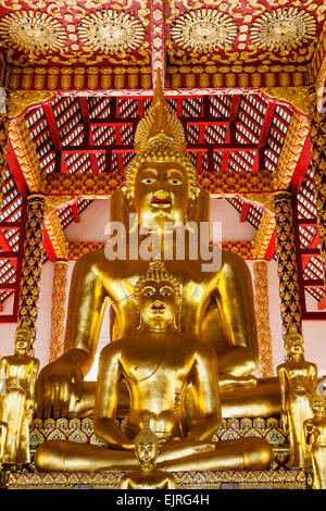 Thailandia Chiang Mai, Wat Suan Dok, statua di Buddha nel corridoio principale di preghiera Foto Stock