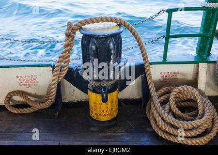 Cina, Hong Kong, Star Ferry, gru e la cima di ormeggio dettaglio Foto Stock