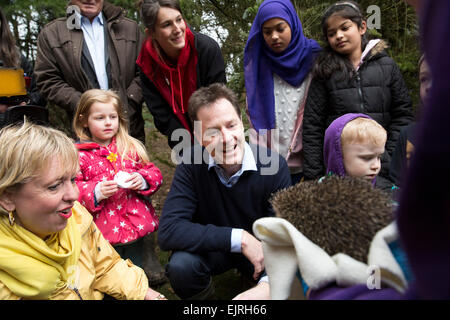Il vice primo ministro Nick Clegg visitando la Parkridge Centro Natura il primo giorno della campagna elettorale in elezioni generali Foto Stock