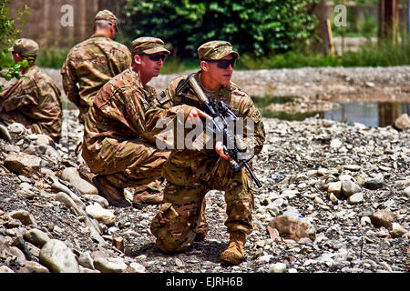 Soldati con 2° Battaglione, 506th Reggimento di Fanteria, quarta brigata Team di combattimento, 101st Airborne Division Air Assault, visualizza membri dell'afghano di polizia in uniforme su come tirare la sicurezza durante un addestramento tattico di classe su 15 Agosto 2013 in avanti una base operativa Salerno, Afghanistan. Sgt. Justin A. Moeller, quarta brigata Team di combattimento Affari pubblici Foto Stock