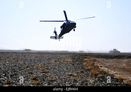 Un UH-60 Black Hawk terre alle truppe di discesa in avanti su una base operativa Sharana durante la simulazione di una air assault missione. La formazione è stata parte della Task Force dell'attacco inverno sperone ride; una prova di un soldato della tecnica e abilità tattica, capacità di leadership e il lavoro di squadra che culminano nella possibilità per i soldati di cavalleria per unire "l'ordine di Sperone," e guadagnare Silver speroni. Lo sperone Ride tradizione risale all'inizio dell'U.S. Cavalleria. Foto Stock