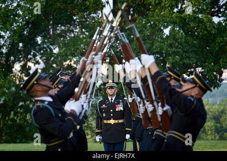 Stati Uniti I soldati dell esercito dal 3° Reggimento di Fanteria eseguire durante il Twilight Tattoo omaggio a base comune Myer-Henderson Hall, Va., 22 maggio 2013. Il personale Sgt. Teddy Wade Foto Stock