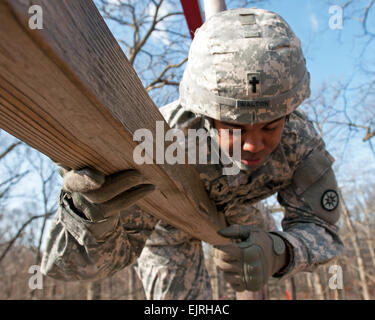 Il cap. Demetrio Walton, un cappellano con la 316Expeditionary Supporto comando, naviga la fiducia salita ostacolo di un corso di fiducia a Fort Dix, N.J., 26 marzo 2012. La fiducia corso è inteso a costruire un cameratismo e la fiducia. Stati Uniti Esercito esercito Sgt. Peter J. Berardi, 316supporto comando Expeditionary Foto Stock