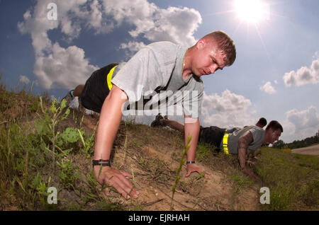 Stati Uniti Il personale dell'esercito Sgt. Jeremy W. re aumenta la difficoltà di pushups con i suoi piedi in salita mentre facendo la metà della giornata di allenamento fisico in corrispondenza del giunto Readiness Training Center a Fort Polk, LA. Re è un leader di squadra assegnato per la 82d Airborne Division Quartier Generale della Società, 1° Brigata truppe speciali Battaglione, 1° Brigata Team di combattimento. Spc. Michael J. MacLeod Foto Stock