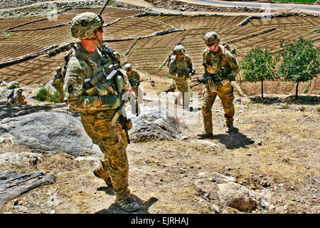 Stati Uniti Esercito 1Lt. John Dundee sinistra conduce un gruppo di soldati dalla città di Gomerai, torna a combattere avamposto Najil nella provincia di Laghman, Afghanistan, il 15 giugno 2011. Il personale. Sgt Ryan C. Matson, U.S. Esercito. Foto Stock