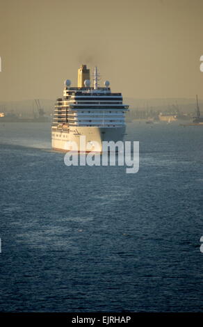 AJAXNETPHOTO - 13 ott 2006 - SOUTHAMPTON, Inghilterra - P&O LINER ARCADIA si allontana. Foto:JONATHAN EASTLAND/AJAX REF:D61510 399 Foto Stock