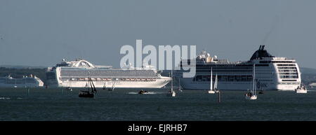 AJAXNETPHOTO. - 1 giugno, 2013. SOUTHAMPTON, Inghilterra. - Linea a poppa - navi da crociera Adonia, Crown Princess e MSC Opera fuori di testa nel SOLENT PASSATO COWES E L'isola di Wight. Foto:TONY HOLLAND/AJAX REF:TH 130106 0127 1 Foto Stock