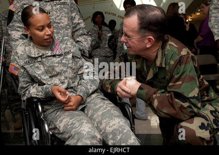 091110-N-0696M-736 Joint Chiefs Presidente Navy Adm. Mike Mullen parla con l esercito @nd Lt. Il Brandy Mason al III Corps Headquarters, nov. 10, 2009. Mason è stato girato nell'anca durante una nov. 5 rampage di ripresa che ha lasciato 13 morti e 38 feriti. La comunicazione di massa Specialist 1a classe Ciad J. McNeeley Foto Stock