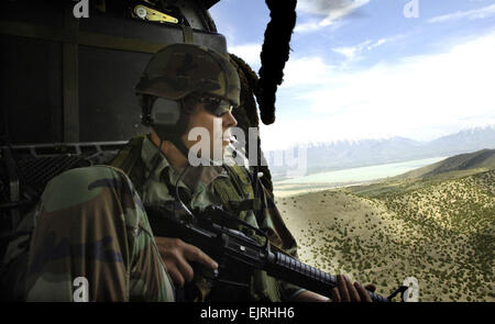 Un esercito di Utah soldato della protezione nazionale del XIX le forze speciali scansioni su terreno di prova dello Utah e campo di addestramento durante un combattimento di ricerca e salvataggio di integrazione CSAR esercizio tenuto sulla sabbia, Utah, 3 maggio 2007. L'esercizio consente di espandere le competenze e integrazione con Utah's 211th Aviation Group AH-64 Apache giunto ala rotante, 4° Fighter Squadron F-16 Fighting Falcon attività di riscontro e di forze per le operazioni speciali nel condurre una vasta lotta congiunta delle operazioni di ricerca e salvataggio. Master Sgt. Kevin J. Gruenwald Foto Stock