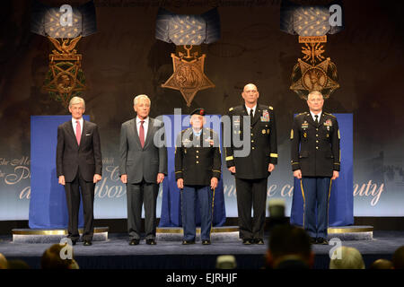 Medal of Honor destinatario pensionati Master Sgt. Jose Rodela ascolta come la sua citazione MOH è letta al Pentagono, Marzo 19, 2014, un giorno dopo che egli ha ricevuto la nazione il più alto premio militare per valor per le sue azioni in Vietnam la signora Lisa Ferdinando /articolo/122182/ /articolo/122182/ Foto Stock