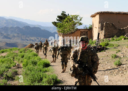 I paracadutisti con il primo battaglione, 501Reggimento di Fanteria, quarta brigata Team di combattimento aereo, venticinquesimo della brigata di fanteria, Task Force 4-25, patrol un villaggio nel distretto di Tani maggio 28. La pattuglia era guidata inizio alla fine dall'esercito nazionale afghano. Foto Stock