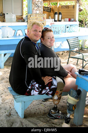 Kevin e Danielle Pannell prendere una pausa a Ivan il sapore locale senza stress Bar a Baia Bianca campeggi in Jost Van Dyke, Isole Vergini Britanniche su Ott. 20, 2007. Il giovane faceva parte di un piccolo gruppo di veterani feriti e i loro coniugi che hanno partecipato in Team River Runner del primo adaptive kayak viaggio per le Isole Vergini. Il Dipartimento della Difesa foto di Samantha L. Quigley Foto Stock