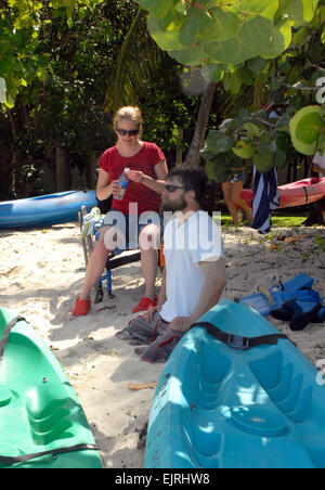 Willow e Chris Fesmire attendere per prendere un sit-in-top kayak per uno spin off shore di Cinnamon Bay, San Giovanni, U.S. Isole Vergini su 18 Ottobre 2007. Il giovane faceva parte di un piccolo gruppo di veterani feriti e i loro coniugi che hanno partecipato in Team River Runner del primo adaptive kayak viaggio per le Isole Vergini. Il Dipartimento della Difesa foto di Samantha L. Quigley Foto Stock