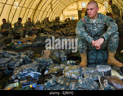 Est PFC attende un istruttore per verificare che egli ha tutti gli ingranaggi necessaria per iniziare la sesta annuale Best Sapper concorrenza a Fort Leonard Wood Missouri. La manifestazione offre ai tecnici in tutta l'esercito l'opportunità di competere in una estenuante sei fase tre giorni di gara per stabilire chi sono i migliori ingegneri dell'esercito. Benjamin Faske Foto Stock