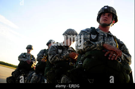 Stati Uniti I soldati dell esercito assegnato all'ottantaduesima Airborne Division a piedi su un C-17 Globemaster III aeromobile prima ad un paracadute caduta durante un giunto di ingresso forzato esercizio al Papa Air Force Base, N.C., sul Sett. 14, 2010. Un giunto di ingresso forzato esercizio è tenuto sei volte l'anno per migliorare la coesione tra le forze aeree e l'esercito. Il personale Sgt. Angelita M. Lawrence, U.S. Air Force. Foto Stock