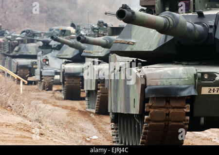 Spc. Christen migliori VLC1 - M1A1 Abrams da 1-72nd Armor linea reggimento fino in preparazione di assalto una città durante la messa a fuoco del Guerriero, un esercizio di formazione che coinvolgono l'intero primo HBCT, Feb. 10 in corrispondenza dei bracci combinato formazione collettiva Facility a Rodriguez Live Fire complesso. Foto Stock