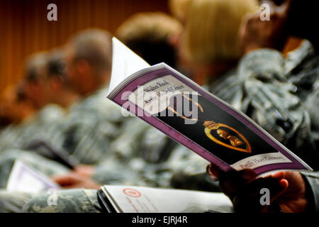 Stati Uniti Soldati frequentare un Warriors in transizione cuore viola cerimonia al Walter Reed Army Medical Center, Marzo 26, 2010, dove 1Lt. Jason Mazzella, U.S. Esercito Sgt Master. Robert Sutherland, E DEGLI STATI UNITI Army Sgt. 1. Classe Ferdale Huey ciascuno di loro ha ricevuto un cuore viola per danni subiti durante le operazioni di combattimento in Afghanistan e in Iraq. 1. Classe Petty Officer Mollly A. Burgess Foto Stock