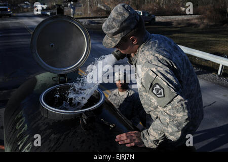 CHARLESTON, W.Va. Gennaio 12, 2014 -- i membri della West Virginia Guardia Nazionale 1257th dell azienda di trasporti, insieme con i membri dalla città di Mt. La speranza e il Vertice Bechtel riservati hanno lavorato insieme disegno dall'acqua di alimentazione al complesso di BSA a sostegno del funzionamento Elk River. Sgt. 1. Classe Timothy Fischer, 153Affari pubblici distacco Foto Stock