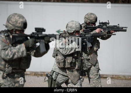 Noi soldati dell esercito dal 554th Polizia Militare Company eseguire esercitazioni di armi con M4 fucili a canna rigata in Panzer MOUT sito in Boeblingen Germania, 14 marzo 2012 Foto Stock