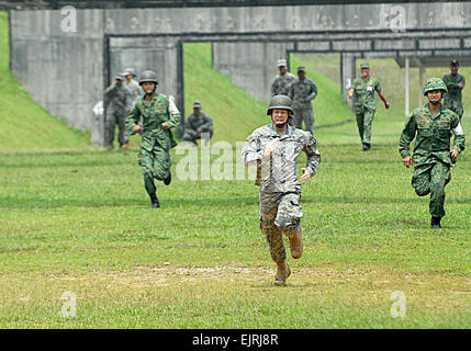 Sgt. 1. Classe Clayton Owenson, intelligenza sottufficiale, sede e sede di distacco, ottantaduesima brigata, Esercito Oregon Guardia Nazionale sprint verso una posizione di sparo durante una familiarità armi esercizio in Singapore, 11 luglio. Owenson, di Tigard, Ore., è un membro di operazione Tiger Balm 09, una coalizione di esercizio tra l esercito di Singapore e del cittadino-soldato e cittadino-aviatori di Ore., Hawaii, Utah e Arizona Sgt. Eric Rutherford Foto Stock