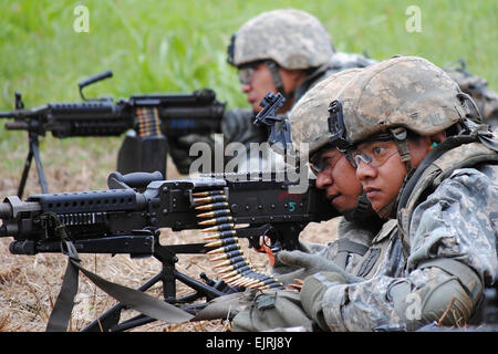 Samoa-basato U.S. Riservisti dell'esercito di Bravo e Charlie Company, centesimo battaglione, 442nd Reggimento di Fanteria, 9 Supporto missione comando, rispolvera le loro abilità di combattimento durante la qualifica di armi di recente. Più di 100 soldati sono tornati in Samoa Americane, 30 giugno dopo aver completato 18 giorni di formazione. Spc. Nadya Langkilde Foto Stock