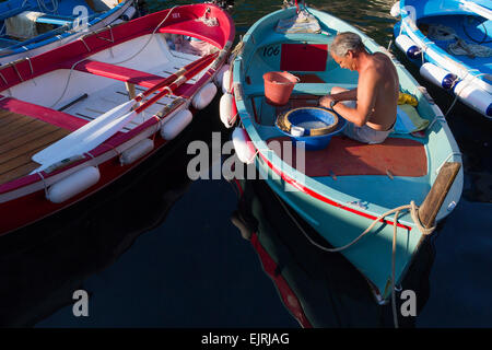 Vernazza, Cinque Terre Liguria, Italia, pescatore e barche colorate Foto Stock