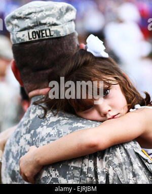 Cinque anni di Maddie Lovell, diritto, si aggrappa al suo padre, U.S. Army Sgt. 1. Classe Giacobbe Lovell, 585th della Polizia Militare Company, durante un welcome home cerimonia, a Marysville High School, in Marysville, Ohio, e il agosto 13, 2010. Lovell e circa 170 altri soldati di 585th Polizia Militare Company sono tornati a casa, dall'unità di primo intervento a sostegno dell'Operazione Iraqi Freedom, dopo la formazione di oltre 500 poliziotti iracheni, conducendo anti-terrorismo e forza di missioni di protezione e fornire Provost Marshall law enforcement, in Iraq le Anbar provincia. Sgt. Sean Mathis Foto Stock