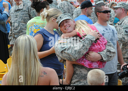 Spc. Daniel Morrison dell'aviazione 1204th battaglione supporto saluta la sua famiglia durante le unità benvenuti home cerimonia di Firenze libertà Baseball staudium in Firenze, Ky., e il agosto 18, 2012. Il 1204th distribuito lo scorso mese di agosto per la zona del Golfo Persico a sostegno dell'operazione nuova alba. Kentucky Guardia Nazionale foto di Sgt. Scott Raymond Foto Stock