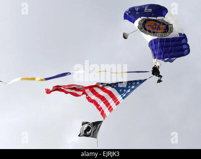 Dana Bowman, un ex membro dell'U.S. Esercito di cavalieri d'oro skydiving team che ha perso le gambe in una collisione in volo che ha ucciso il suo partner, Sgt. Jose Aguillon, salti in apertura di giornata di eventi presso il XXI Nazionale Veterani disabili Winter Sports Clinic a Snowmass Village, Colo. Veterans Affairs foto da Elaine Buehler Foto Stock