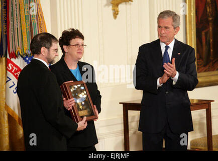 Il presidente Bush assiste una presentazione della medaglia d'onore. Il Presidente George W Bush conduce gli applausi in onore del privato di prima classe Ross A. McGinnis, U.S. Esercito, dopo aver presentato la Congressional Medal of Honor postuma ai suoi genitori, Tom e Romayne McGinnis, di Knox, Pennsylvania, durante le cerimonie Lunedì, 6 giugno 2008, presso la Casa Bianca. White House foto di Chris Greenberg Foto Stock