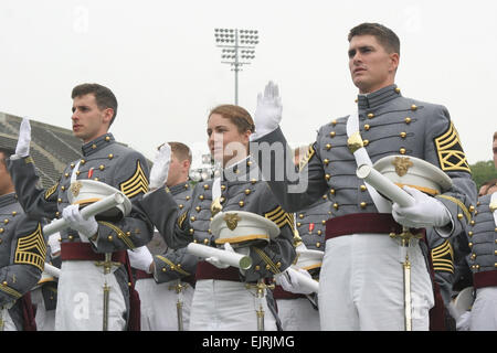 2008 U.S. Accademia Militare degli Stati Uniti di inizio Accademia militare Affari pubblici 31 maggio 2008 i membri dell'U.S. Accademia militare di Classe del 2008 ricevere il giuramento di ufficio dal comandante dell'U.S. Il corpo dei Cadetti, Briga. Gen. Michael Linnington. La classe di 972 laureati, 958 hanno prestato giuramento oggi. Gli altri 14 laureati stranieri sono cadetti, che faranno ritorno nei rispettivi paesi a servire. La classe incluso 148 donne, 57 Americani africani, 69 Asiatico/Isolani del Pacifico, 56 gli ispanici e 12 Nativi Americani. Ci sono 138 soci che partecipano anche gli Stati Uniti Accademia militare Pre Foto Stock