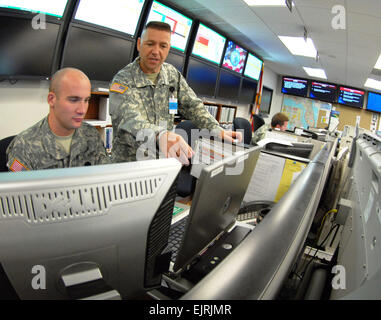 1Lt. Daniel Barrow sinistra e Chief Warrant Officer Todd Berlinghof monitorare la via di una simulazione di tempesta - "uragano Herb" - nel corso di un esercizio alla Florida National Guard è Joint Emergency Operations Center di sant'Agostino, Fla., Giugno 2, 2008. La Guardia Nazionale ha partecipato alla annuale di quattro giorni di esercizio condotta dalla stato della Florida Emergency Response Team SERT, che è progettato per simulare una tempesta catastrofica che colpisce la Florida. L'esercizio ha dato le agenzie statali e locali l opportunità di mettere alla prova le loro capacità di risposta e addestrare nuovo personale. Tech. Sgt. Thomas Kiel Foto Stock