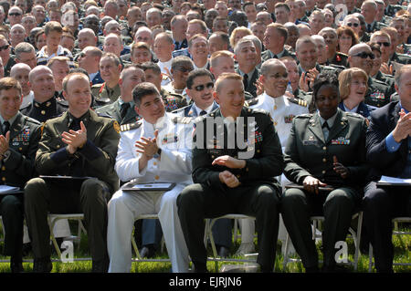 Clap ufficiali dopo il nome dell'ultimo laureato è letta durante la Army War College cerimonia di laurea presso la caserma di Carlisle in Pennsylvania Giugno 7, 2008. Presidente del Comune di capi di Stato Maggiore della Marina Militare Adm. Mike Mullen è stato il discorso di apertura durante la cerimonia. Master Sgt. Adam M. moncone, Foto Stock