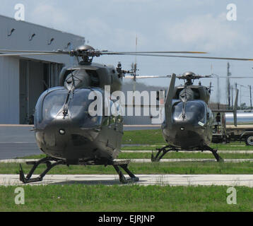 UH-72A Lakota color elicotteri utilità land in Tupelo, Miss. Essi sono i primi due Lakota schierata all'esercito Guardia Nazionale. EADS Foto Stock