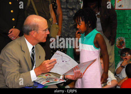 Segretario esercito comincia il compleanno con Myer Gioventù C. Todd Lopez Giugno 09, 2008 bambini a Fort Myer, Va. bambino Centro di Sviluppo presentato cartoline di compleanno al Segretario dell'esercito Pete Geren, 9 giugno. Geren fatto una comparsa al CDC per leggere ai bambini un nuovo libro, dall esercito Servizi giovanili, chiamato "Happy Birthday esercito". Il libro era parte di uno sforzo per comprendere meglio gioventù dell'esercito in servizio il 233rd feste di compleanno. Foto Stock