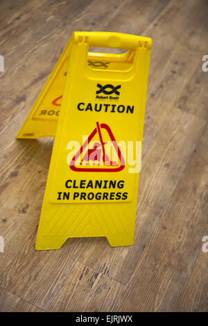 Pulizia in corso attenzione cartello giallo sul pavimento per ufficio Foto  stock - Alamy