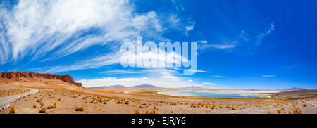 Rocce e nuvole. Salar de Tara panorama. Region de Antofagasta, Cile. 4320 mt di altitudine. Foto Stock