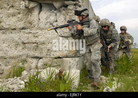 Stati Uniti I soldati della quarta brigata Team di combattimento, 1° Divisione Corazzate avanzano su un bersaglio house durante lo sciopero Atlantico VII presso la massa di aria addestramento complesso in Avon Park Fla., Giugno 16, 2008. Il morsetto di giunzione le centraline di attacco da parte degli Stati Uniti Esercito, Air Force e Marines partecipare ai corsi di formazione semestrale evento. Il personale Sgt. Stephen J. Otero, 080616-F-9351O-227 Foto Stock