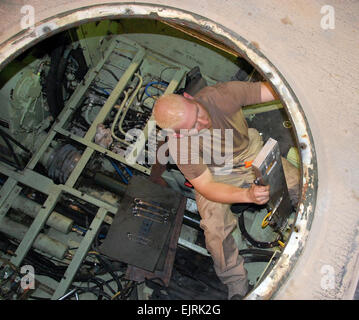 Pesanti Attrezzature mobili meccanico Carl Bess risolve il sedile conducente servocomando idraulico un meccanismo di M1117 Guardiano Corazzato sicurezza del veicolo, 18 giugno 2008, presso l'esercito 401 Supporto Campo della brigata Italian Riparazioni, Camp Arifjan in Kuwait. Bess un dipartimento dell'esercito dipendente civile, distribuito in Asia sud-ovest dal fiume Red Army Depot, Texarkana, Texas. L'ASV Riparazioni riceve battaglia-danneggiato o battaglia-stanco M1117s da U.S. Unità dell'esercito in Iraq o in Afghanistan e li restituisce lo stato operativo. Jim Hinnant. Foto Stock