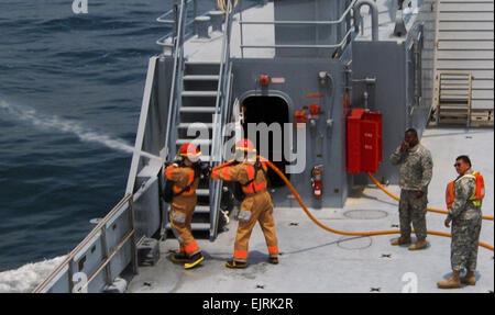 Fire Fighting drill - soldati con il Teatro 8 il supporto del comando del decimo gruppo di supporto a Okinawa, Giappone, partecipare le esercitazioni antincendio a bordo di una Landing Craft Utility LCU nave a Yokohama Dock del Nord, Giappone, durante l'esercizio pacifico raggiungere '08, Giugno 13-17. Pacific raggiungere intese a valutare l'esercito della capacità di soddisfare di imbarcazioni requisiti operativi per il supporto di implementazioni del natante. Foto di: Corey Horn, AMC G3 operazioni APS Foto Stock