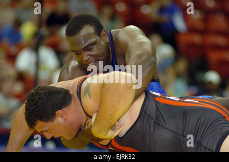 Il personale Sgt. Dremiel Byers sconfigge U.S. Esercito di classe mondiale atleta compagno di squadra del programma SPC. Tim Taylor nella fase finale del 264.5-pound divisione greco-romana del 2008 U.S. Il team olimpico di prove di wrestling 15 Giugno presso la University of Nevada, Las Vegas" Thomas & Mack Center. Byers ha vinto il best-of-tre serie, 2-1, e si è guadagnato un posto di ormeggio nei giochi olimpici estivi, prevista per il mese di agosto 8-24 a Pechino. Tim Hipps vedere: /-news/2008/06/23/10283-army lottatore-guadagna-g... /-News/2008/06/23/10283-army lottatore-guadagna-greco-romano-berth-in-Pechino-olimpiadi/ Foto Stock