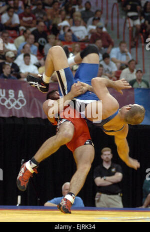 Wrestler esercito greco-romana guadagna Berth in Beijing Olympics Tim Hipps Giugno 23, 2008 In finale torneo di wrestling della sua carriera, Staff Sgt. Keith Sieracki getta U.S. Esercito di classe mondiale programma atleta compagno di squadra Sgt. Jess Hargrave durante il loro 74-chilogrammo match greco-romana nel 2008 U.S. Il team olimpico di prove di wrestling 14 Giugno presso la University of Nevada, Las Vegas' Thomas &AMP; Mack Center. vedere: /-news/2008/06/23/10283-army lottatore-guadagna-g... /-News/2008/06/23/10283-army lottatore-guadagna-greco-romano-berth-in-Pechino-olimpiadi/ Foto Stock