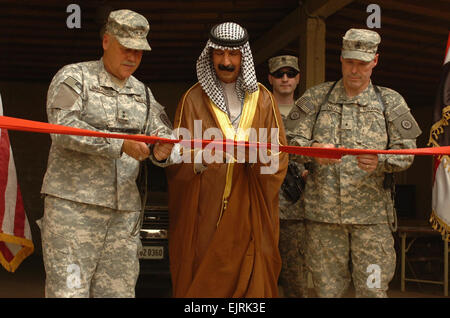 Il Mag. Gen. R. Martin Umbarger, Indiana aiutante generale, Sheik Shihab e Briga. Gen. Gregorio e lettino, Comandante della 316Expeditionary Supporto comando, tagliare il nastro per aprire il IBIZ Service Center, 17 giugno a base comune Balad . Il personale Sgt. Les Newport vedere: /-news/2008/06/24/10317-balad-apre iracheno-bas... /-News/2008/06/24/10317-balad-apre iracheno-based-industriale-zone-service-center/ Foto Stock