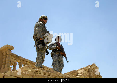 Stati Uniti Esercito 1Lt. Foster Thorpe, a sinistra e di un iracheno National Police officer stand sulla parte superiore di una casa abbandonata durante un cordone e operazione di ricerca in Al Batta, Iraq, 20 giugno 2008. Sgt. Eric Hein, Foto Stock