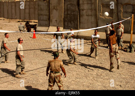 Soldati dell'esercito iracheno dal 2° Battaglione, 31 brigata, 8 Divisione di Fanteria, competere contro STATI UNITI Plotone armi, l'Azienda B, 1° Battaglione, 27 Reggimento di Fanteria , 2° Stryker Brigade Combat Team, Divisione multinazionale - Bagdad, in un torneo di pallavolo durante il cane si Squad concorso al comune di sicurezza ferroviaria Sheik Amir, a nord-ovest di Bagdad, 4 luglio 2008. Pfc. Lyndsey R. Dransfield Foto Stock