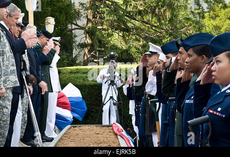 Il presidente degli Stati Uniti George Bush restituisce un saluto da un militare dettaglio durante una cerimonia rivoluzionaria per il nuovo Walter Reed Militare Nazionale Medical Center detenute all'ospedale navale di Bethesda in Maryland Luglio 3, 2008. Tech. Sgt. Jerry Morrison. Rilasciato Foto Stock